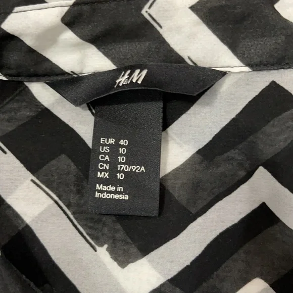 H&M Sleeveless Blouse Black White Chevron Pattern - Picture 7 of 8